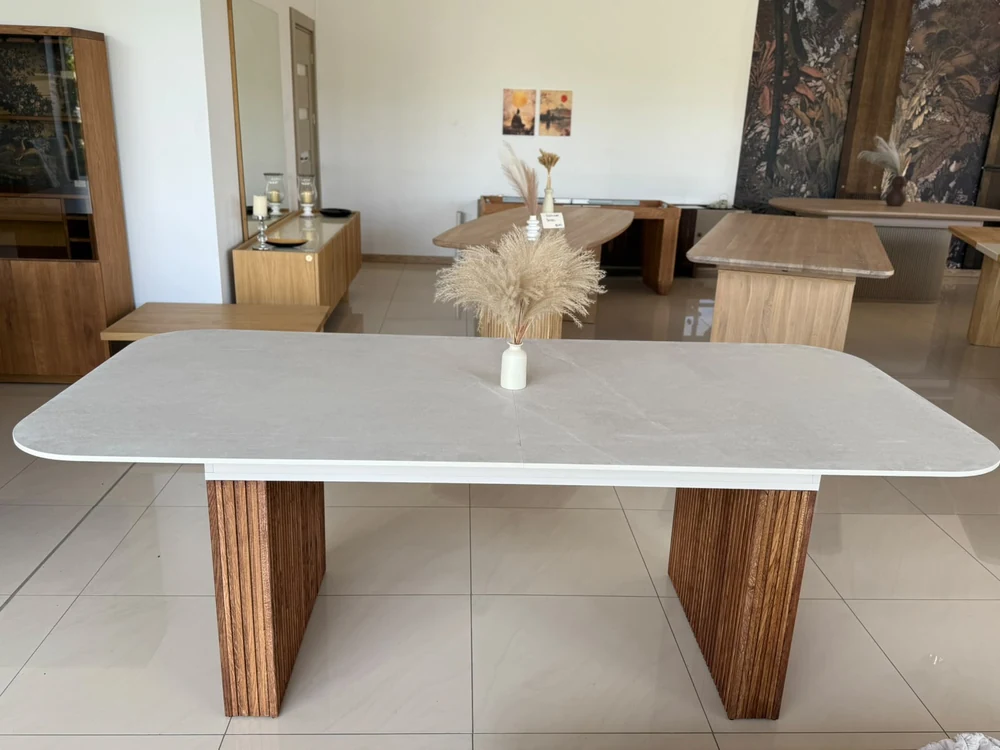 Stół dębowy xMasterWood ze spiekiem kwarcowym, zdjęcie ekspozycyjne z salonu