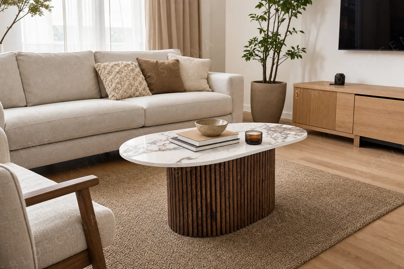 Owalny stolik kawowy xMasterWood przed kanapą w jasnym salonie